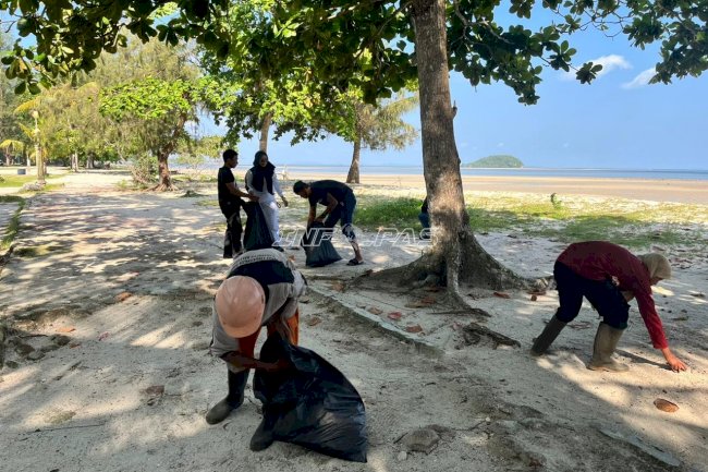 Bangun Kepedulian Lingkungan, Klien Bapas Tanjungpandan Ikuti Aksi Bersih Pantai