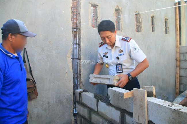 Lapas Banyuwangi Libatkan Warga Binaan Bedah Rumah Warga