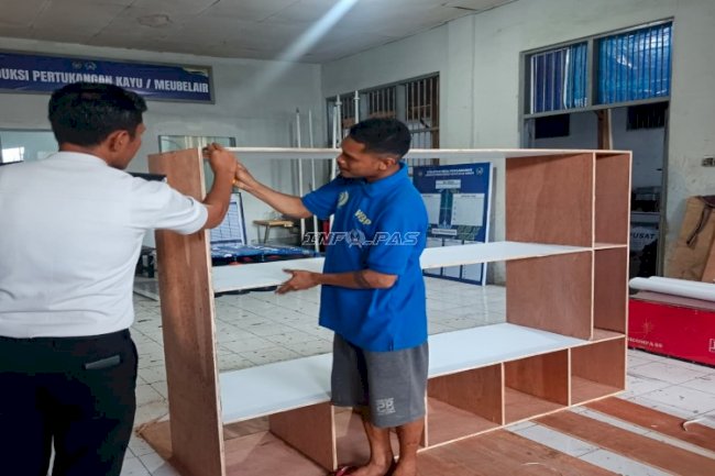Warga Binaan Lapas Ambon Produksi Lemari Kayu Berkualitas dan Bernilai Jual