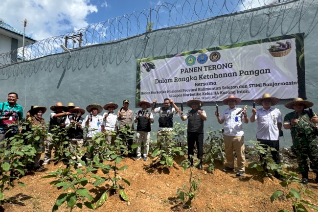 Panen Terung Bersama BNNP Kalsel dan STIMI, Lapas Narkotika Karang Intan Petik Hasil Pembinaan Kemandirian
