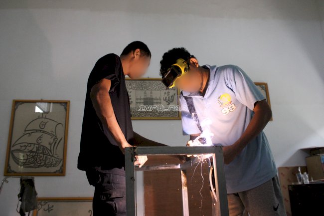Asah Keterampilan Las Warga Binaan, Lapas Piru Produksi 15 Meja untuk Gedung Serbaguna