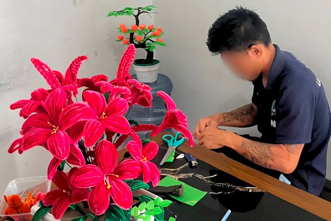Dari Sampah Jadi Rupiah, Warga Binaan Lapas Luwuk Sulap Limbah Plastik Menjadi Bunga Sintetis