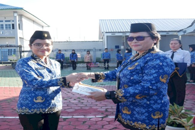Apresiasi Kinerja, Kalapas Perempuan Martapura Serahkan Piagam Petugas Terbaik Bulan Mei
