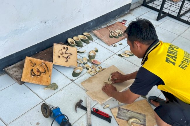 Warga Binaan Rutan Marabahan Olah Bambu dan Triplek Jadi Kaligrafi Bernilai Seni