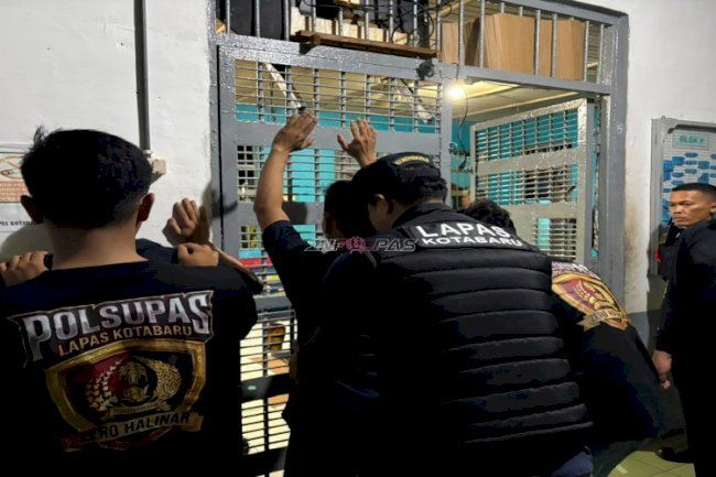 Ciptakan Lapas Aman dan Kondusif, Lapas Kotabaru Gelar Razia Insidentil di Blok Hunian