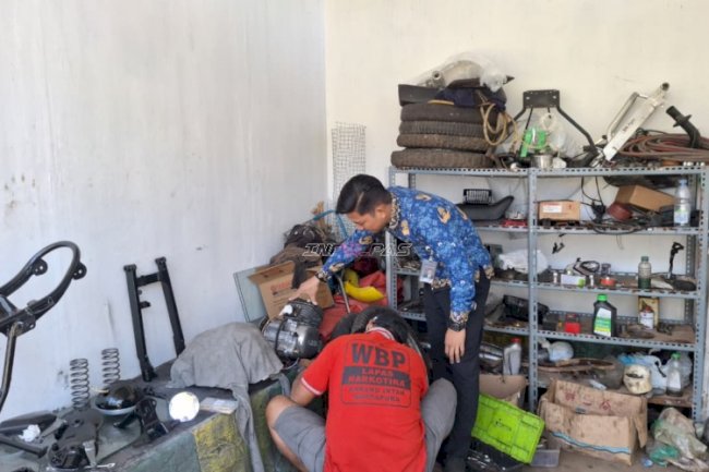 Warga Binaan Lapas Narkotika Karang Intan Asah Skill Body Repair di Bengkel Laskarin