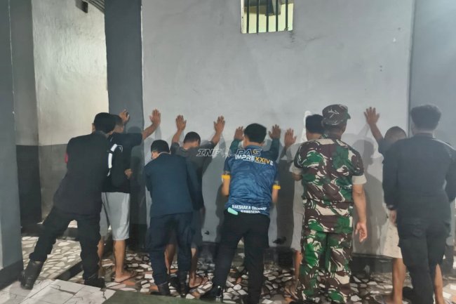Geledah Blok Hunian bersama Koramil, Lapas Wahai Ciptakan Lingkungan Bersih Halinar