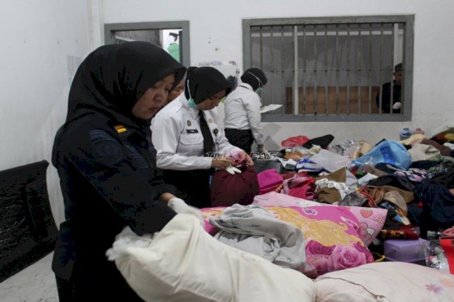 Razia Tengah Malam Pastikan Rutan Perempuan Surabaya Bersih dari Handphone dan Narkoba