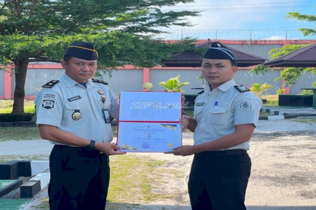 Apresiasi Dedikasi dan Kinerja, LPKA Palangka Raya Berikan Penghargaan bagi Petugas Teladan