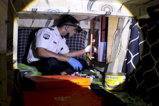 Petugas Kanwil Ditjenpas Sultra Sita Dua Handphone Tersembunyi di Kamar Hunian Warga Binaan Lapas Kendari