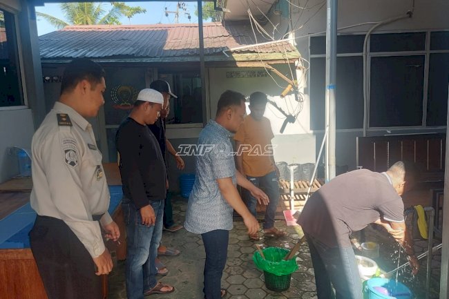 Klien Bapas Banjarmasin Bersihkan Lingkungan, Tanamkan Kepedulian Sosial