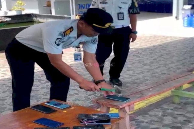 Sikat Habis Barang Terlarang, Lapas Luwuk Musnahkan Hasil Sitaan Razia Blok Hunian