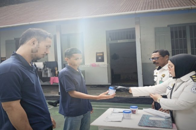 Tes Urine Petugas dan Warga Binaan, Lapas Bandanaira Tegaskan Komitmen Zero Narkoba