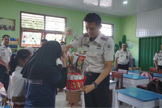Geber Pas Lapas Tanjungpandan Hadirkan Senyum Pelajar SDN 43 Tanjungpandan