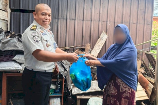 Bapas Amuntai Salurkan Bansos Bahan Pokok bagi Masyarakat Kurang Mampu