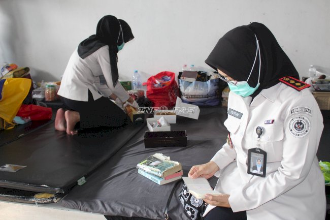 Rutan Perempuan Surabaya Gelar Razia Sore Tak Terduga di Blok Hunian