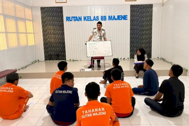 Semangat Belajar, Warga Binaan Rutan Majene Ikuti Kelas Bahasa Inggris
