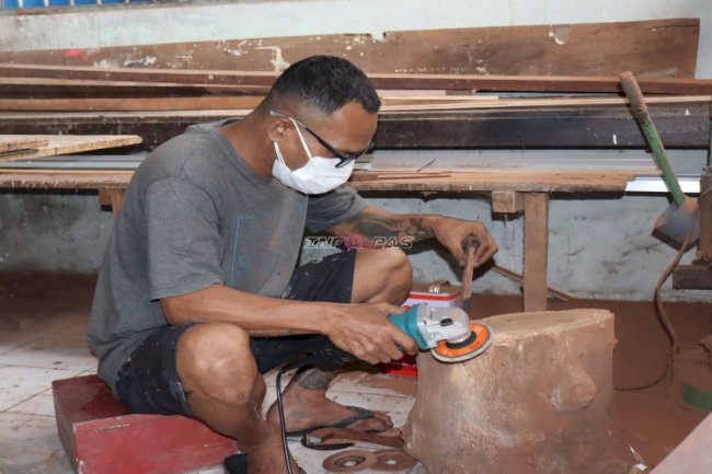 Tunjukan Kreativitas dan Keterampilan, Warga Binaan Lapas Ambon Produksi Miniatur Parang dan Salawaku