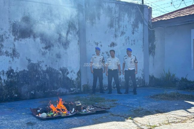 Pastikan Tidak Kembali Beredar, Rutan Marabahan Musnahkan Barang Hasil Penggeledahan