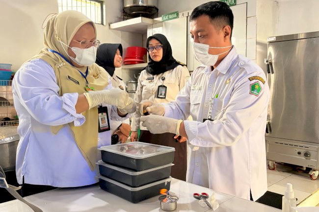 Pastikan Keamanan Pangan Warga Binaan, Lapas Perempuan Malang Laksanakan Swab Cadong dan Alat Makan