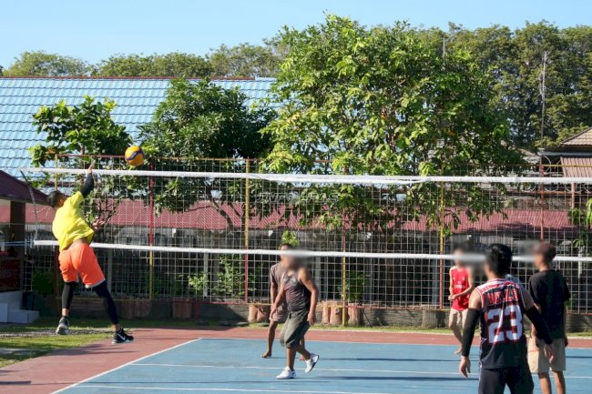 Bangun Disiplin dan Kerja Sama, Warga Binaan Lapas Banjarmasin Rutin Berlatih Voli