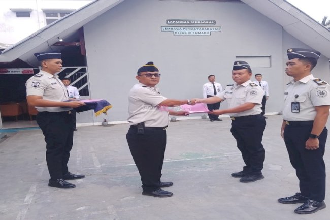 Lapas Tamako Berikan Penghargaan bagi Dua Petugas Teladan Periode Triwulan II