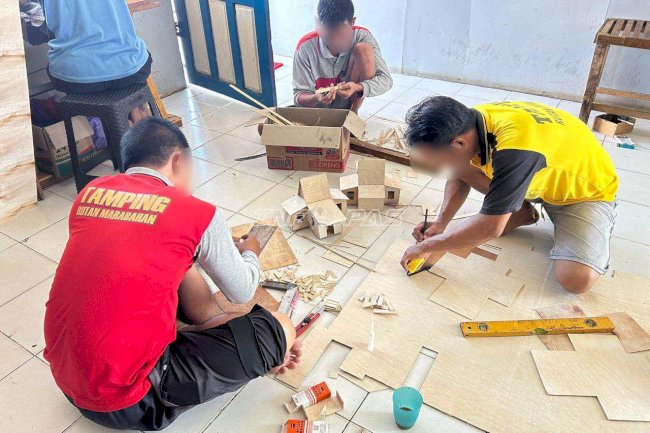 Asah Keterampilan, Warga Binaan Rutan Marabahan Buat Miniatur Rumah Adat Banjar