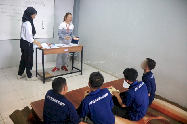 Belajar IPA bersama Mahasiswa UM, Warga Binaan Lapas Pemuda Madiun Ikuti Kejar Paket A