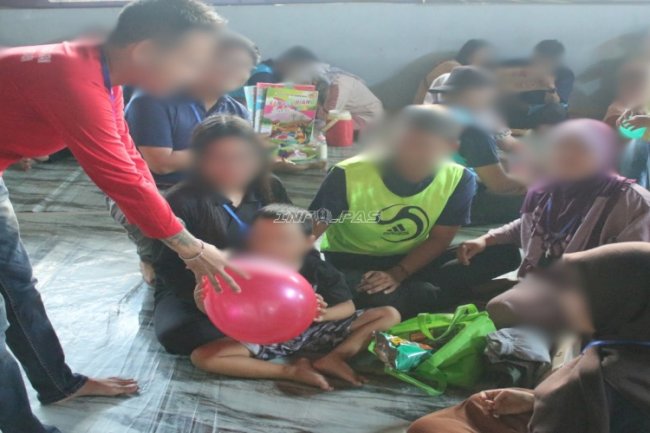 Momentum Harganas, Kader Pendidikan Lapas Banjarmasin Bagikan Balon untuk Anak Pengunjung 