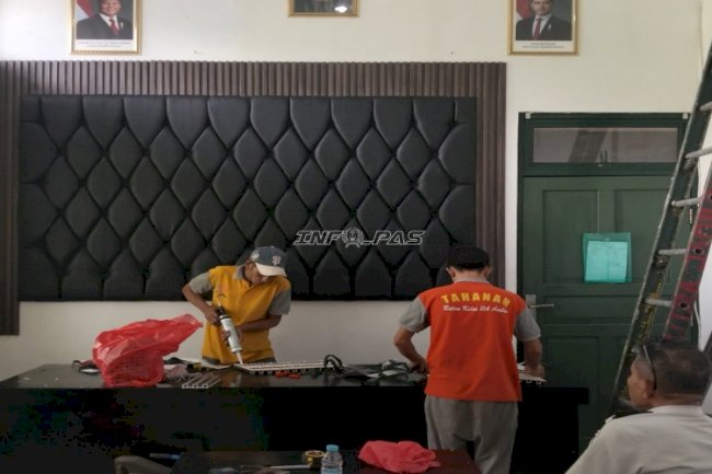 Rutan Ambon Terima Pesanan Background Dinding Berbahan Kulit dan Spon dari Yonif Raider Khusus 733/Masariku
