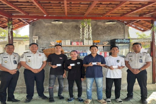 Lapas Banjarbaru Serahkan Kartu BRIZZI kepada Empat Barista Cafe Asa Corner 
