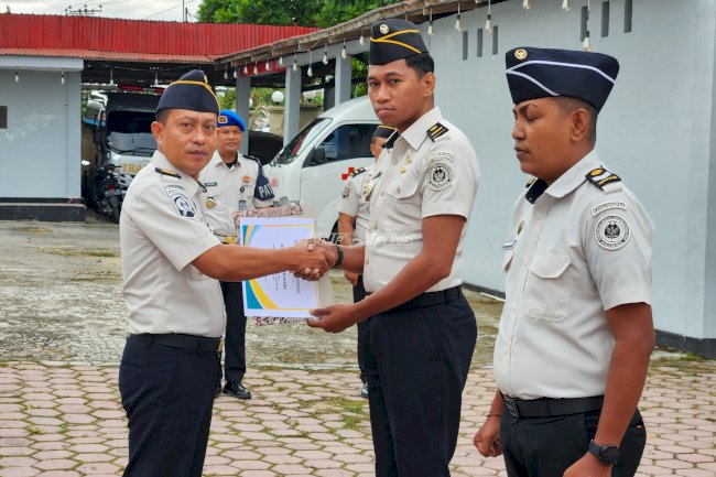 Apresiasi Kinerja, Lapas Tual Beri Penghargaan Dua Pegawai Teladan