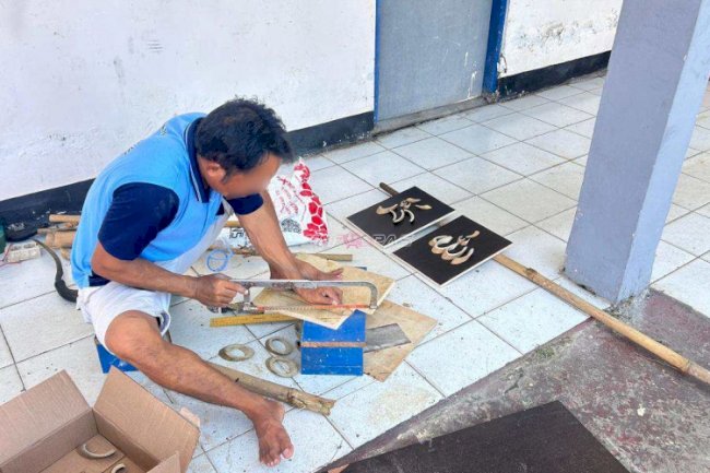 Laris Terjual, Warga Binaan Rutan Marabahan Makin Semangat Buat Kaligrafi dari Bambu dan Triplek