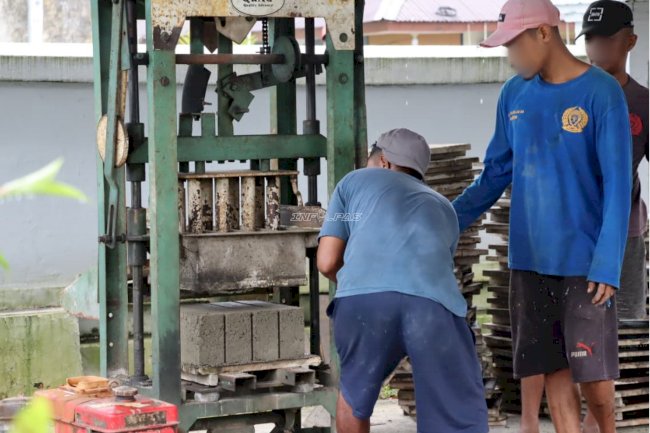 Hasilkan 2.000 Batako Pres, Warga Binaan Lapas Ambon Asah Keterampilan Kerja