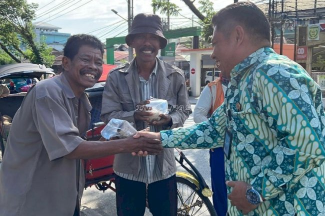 Lapas Banjarmasin Bagikan 25 Bungkus Nasi Padang kepada Juru Parkir dan Tukang Becak