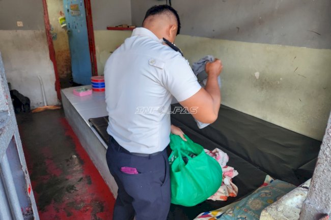 Cegah Gangguan Kamtib, Lapas Tual Geledah Kamar Hunian Warga Binaan