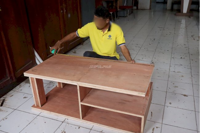 Kreativitas Warga Binaan Lapas Ambon Hasilkan Meja Minimalis Modern