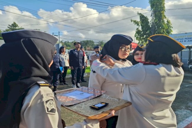 Tingkatkan Profesionalisme ASN, Lapas Perempuan Ambon Sematkan Tanda Kenaikan Pangkat Petugas