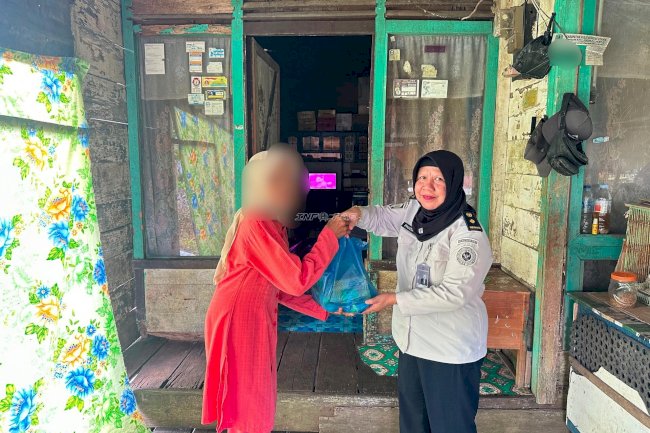 Peka terhadap Kondisi Sosial Masyarakat Sekitar, Bapas Amuntai Salurkan Bansos