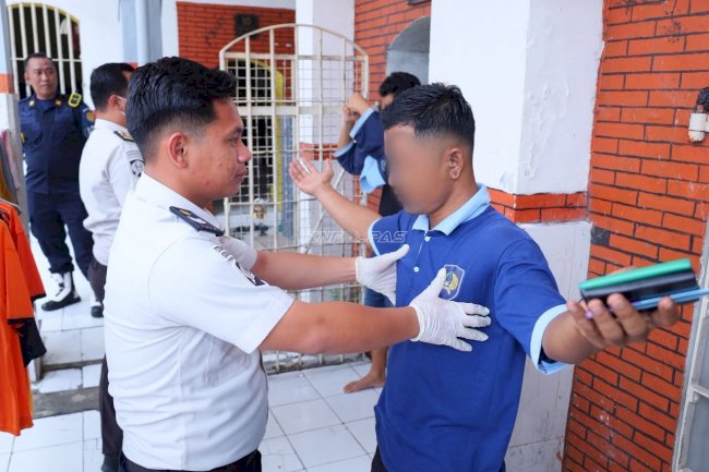 Lapas Mojokerto Perkuat Keamanan melalui Razia Berkala Kamar Hunian