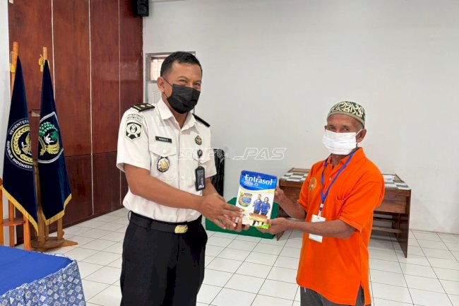 Rutan Rantau Bagikan Susu Dukung Kesehatan Warga Binaan dan Tahanan