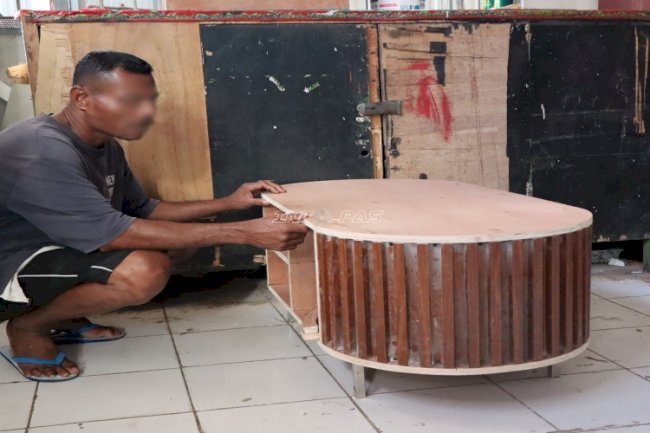 Dorong Produktivitas, Warga Binaan Lapas Ambon Hasilkan Karya Furnitur Bergaya Modern