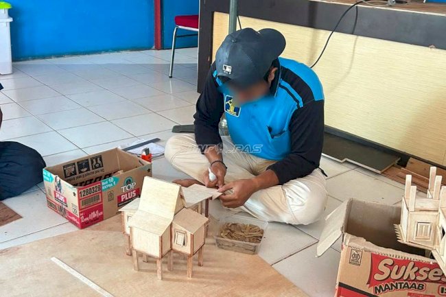 Warga Binaan Rutan Marabahan Asah Keterampilan Membuat Miniatur Rumah Adat Banjar