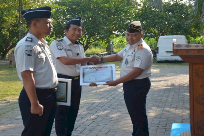 Kalapas Terbuka Kendal Beri Penghargaan Petugas Teladan, Ajak Jajaran Tingkatkan Kompetensi