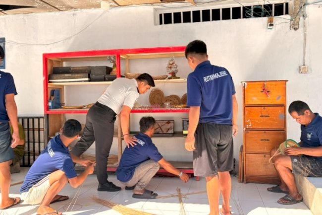 Wujudkan Warga Binaan yang Produktif, Rutan Majene Kembangkan Pembinaan Kerajinan Tangan