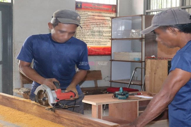 Warga Binaan Lapas Ambon Asah Keterampilan, Produksi Kusen untuk Pembangunan Koperasi