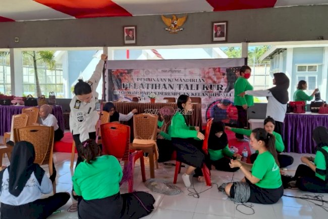 Lapas Perempuan Palu Dorong Kemandirian Warga Binaan lewat Keterampilan Anyaman Tali Kur