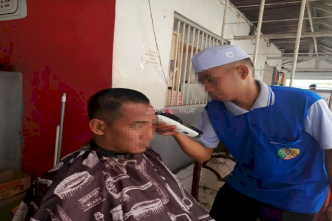 Asah Keterampilan, Warga Binaan Rutan Rantau Tekuni Pembinaan Kemandirian Pangkas Rambut