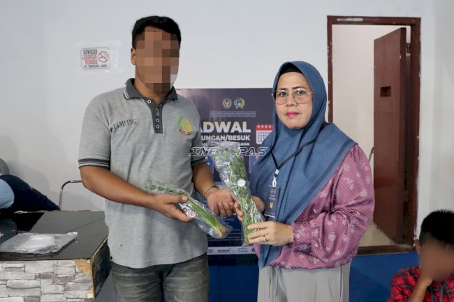 Seledri Hidroponik Warga Binaan Lapas Batulicin Laris Dibeli Pengunjung