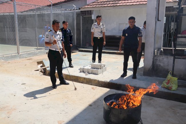 Rutan Pelaihari Musnahkan Barang Sitaan Hasil Penggeledahan